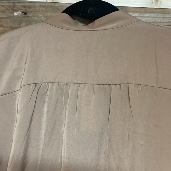 Banana Republic size Small Tan V-Neck Long Sleeve Silk Lightweight Blouse - Picture 7 of 8